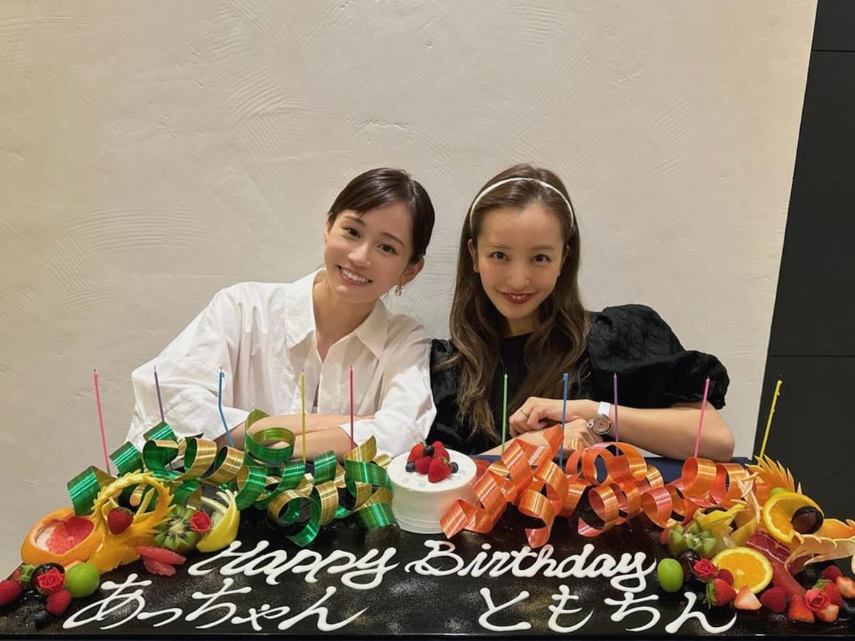 エモいどころじゃない」板野友美＆前田敦子、誕生日ショット公開に