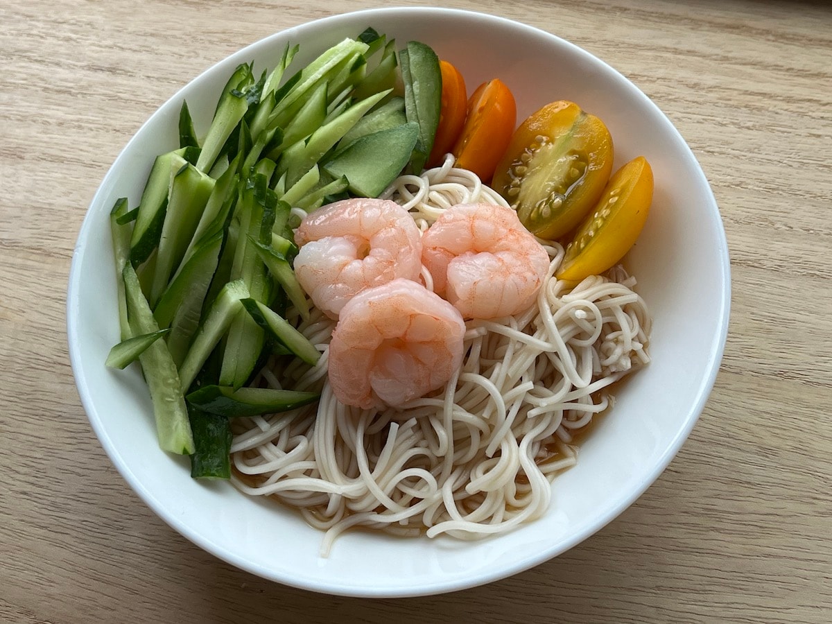 素麺にえびやきゅうり、トマトを乗せてカルディの「エスニック素麺つゆ」をかける