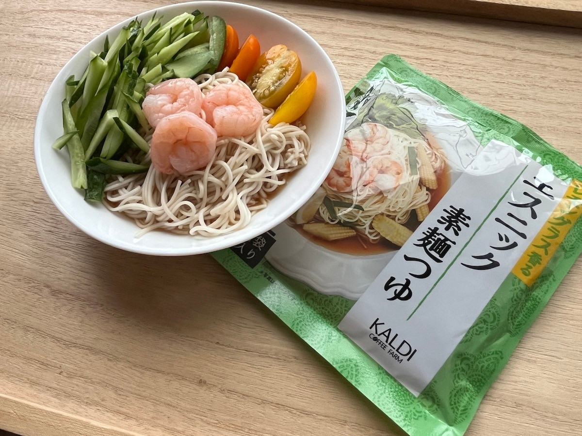 素麺にえびやきゅうり、トマトを乗せてカルディの「エスニック素麺つゆ」はうどんや蕎麦、パスタにもおすすめ