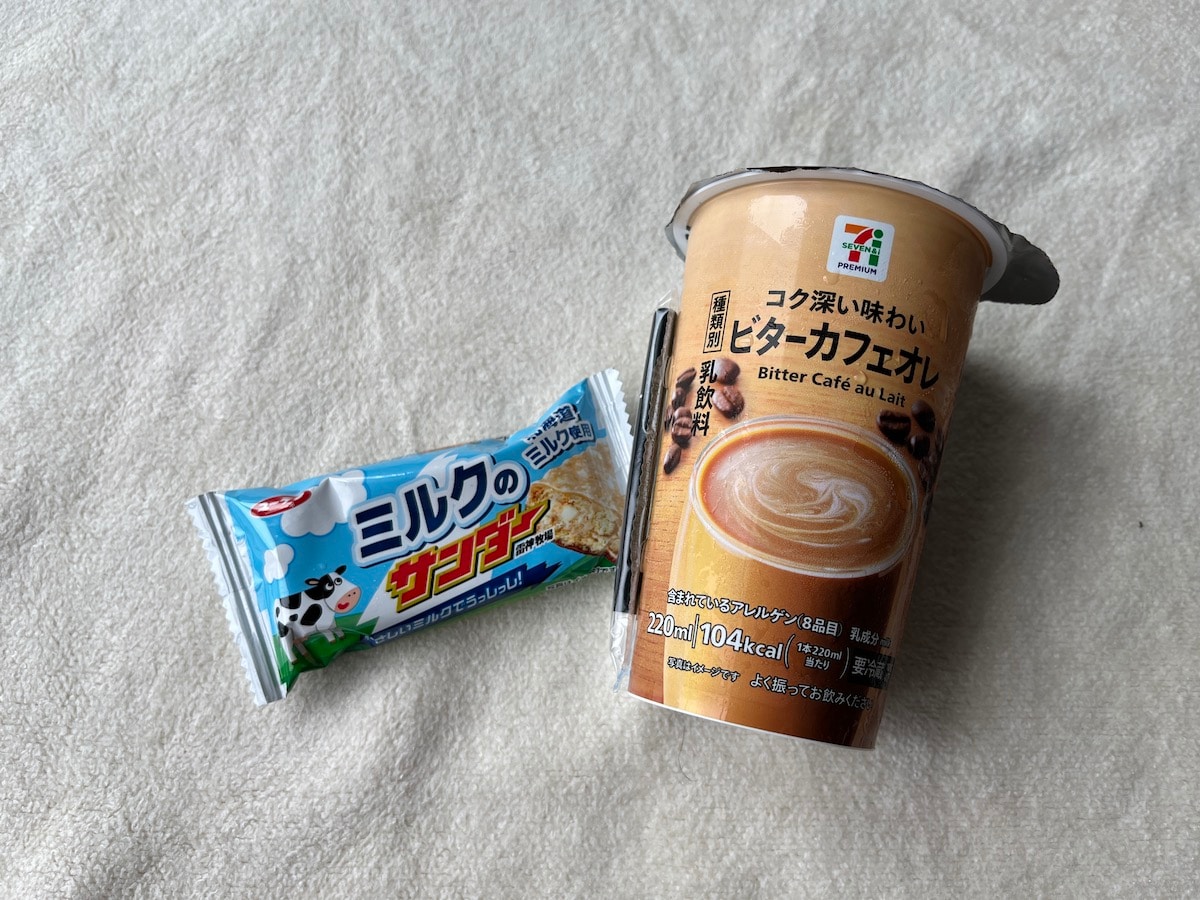 材料はコンビニで売っているカフェオレとブラックサンダー（ミルクのブラックサンダー）