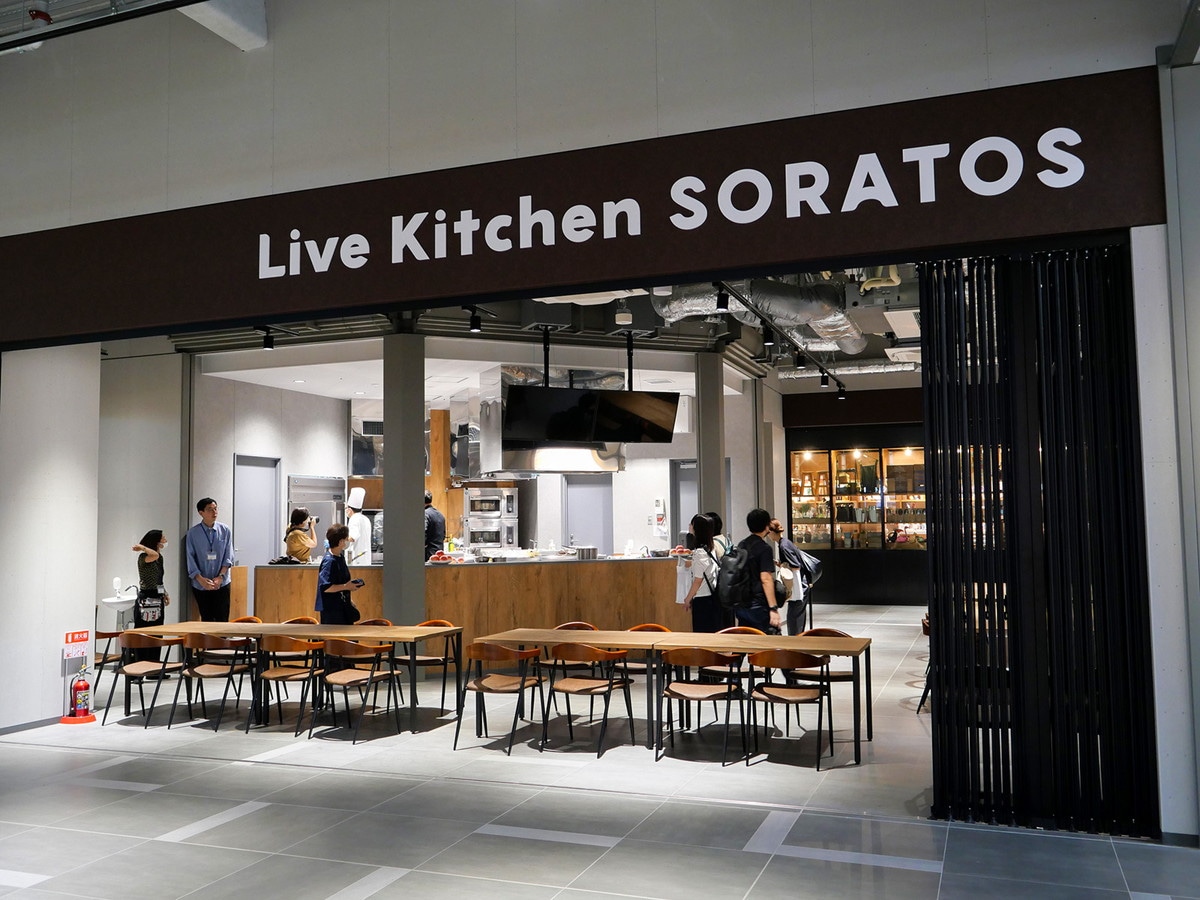 「Live Kitchen SORATOS」では、料理教室やワークショップなどの体験イベントが行われます。夏休み期間は親子で参加できるイベントも