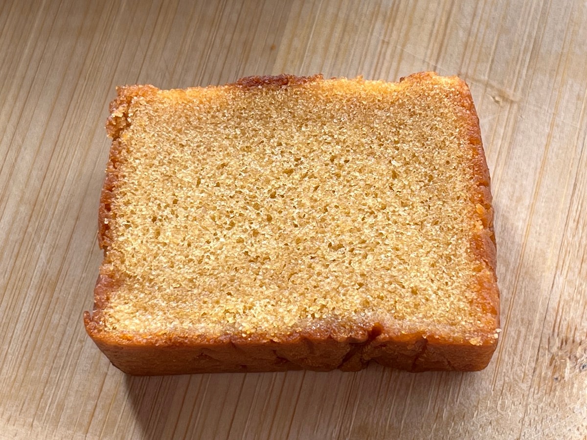 カルディの「クーベルチュールチョコレート　塩キャラメルケーキ」はしっとり生地。パサついていない