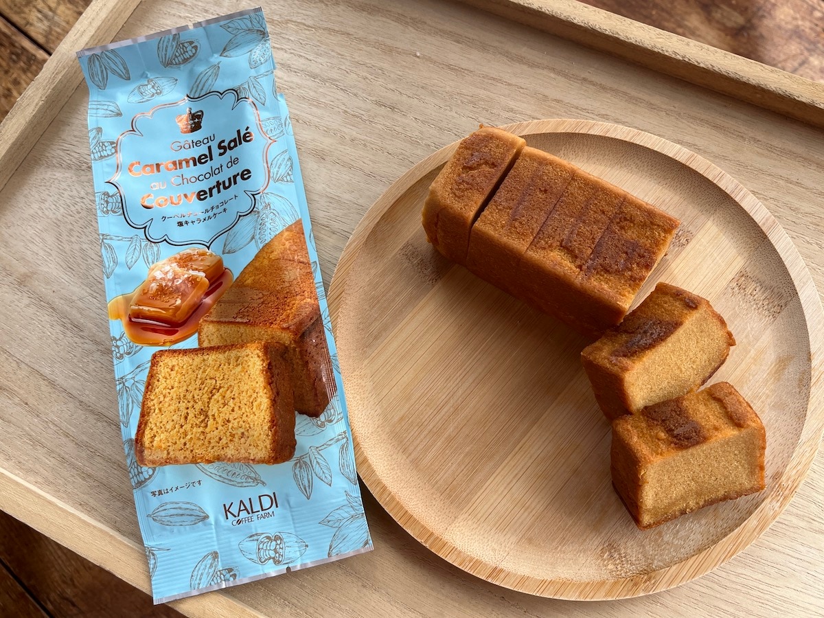 カルディの「クーベルチュールチョコレート　塩キャラメルケーキ」はしっとり。キャラメルの塩味が美味しい