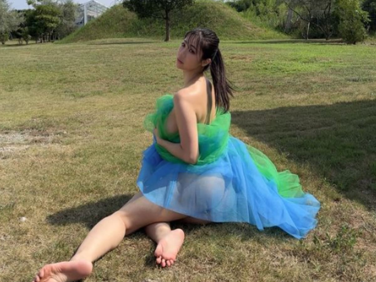 お尻突き出し足裏エロ