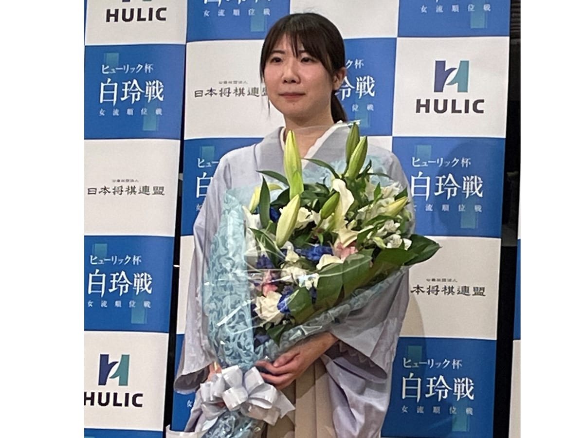 西山朋佳女流三冠の画像