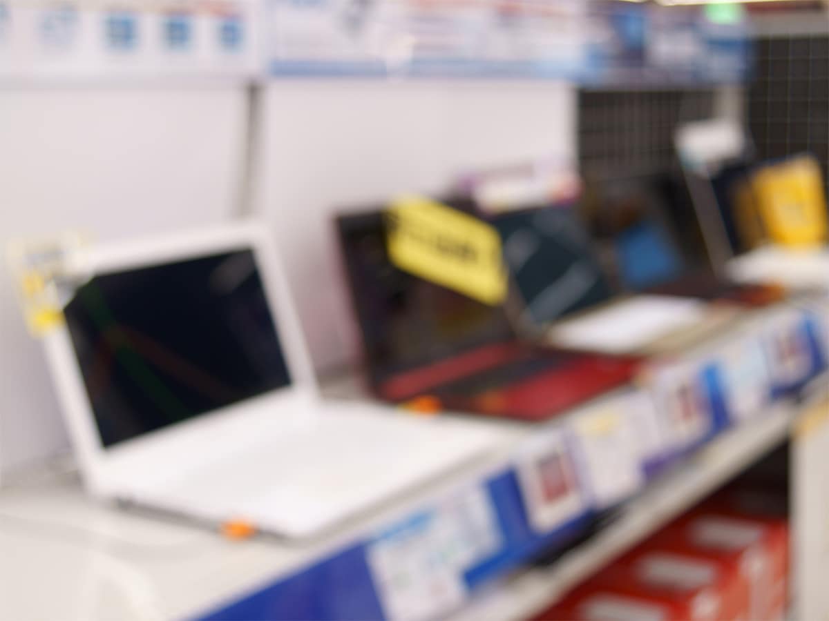 ノートパソコン、家電量販店とネット通販のどちらで買うべき？