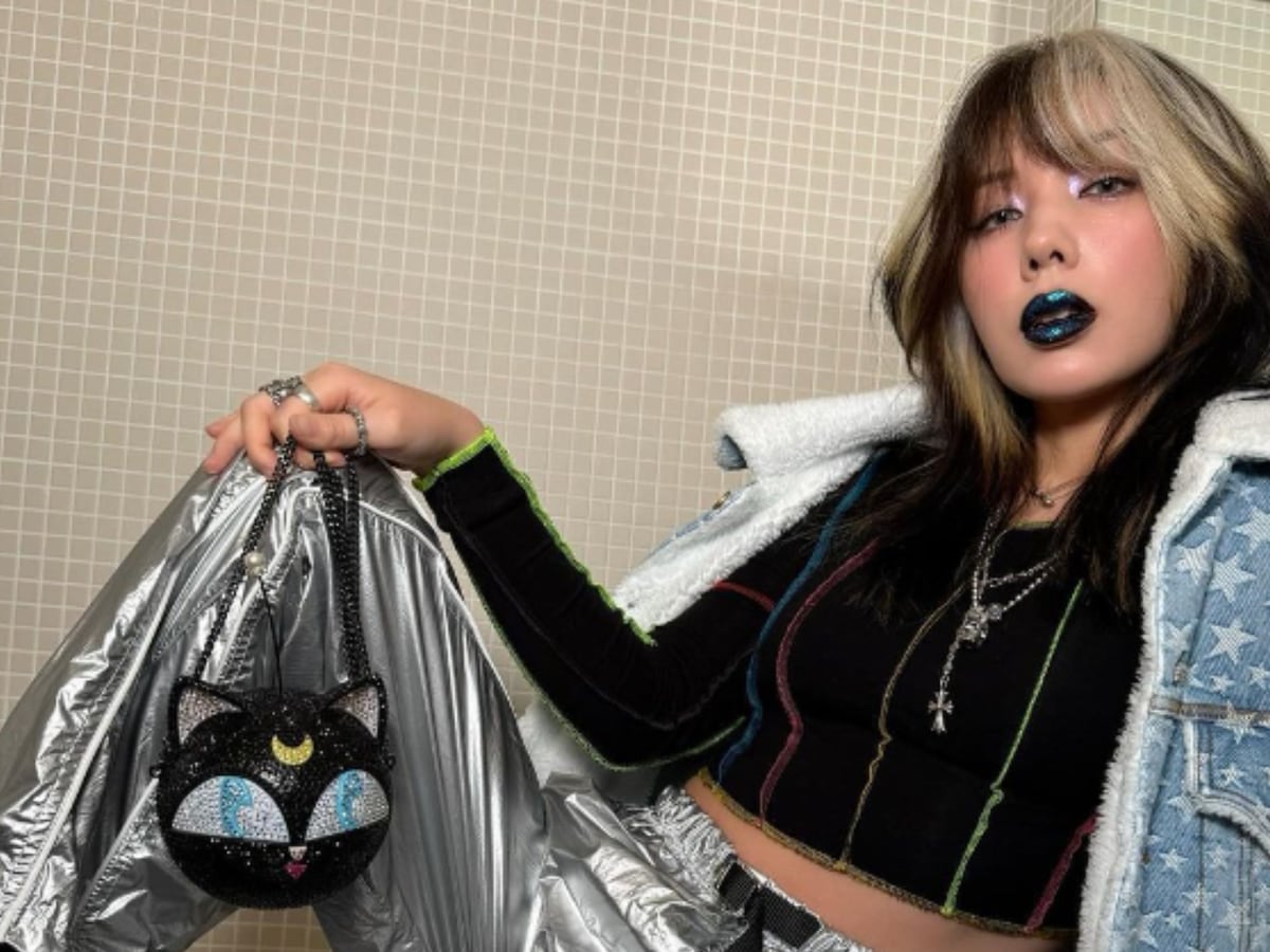 RE. 仲里依紗⭐︎ジップフーディBLACK アクキー付　ダブルジップ 史上最高な気が」仲里依紗、別人級モデルショットを公開し大反響