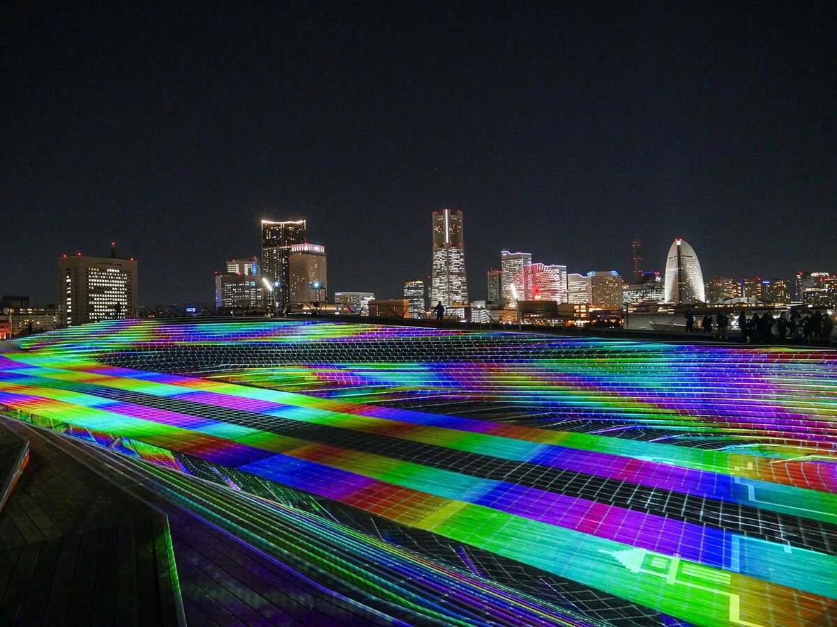 レインボーの帯が伸びたり、波が打ち寄せたり、30分サイクルで映写