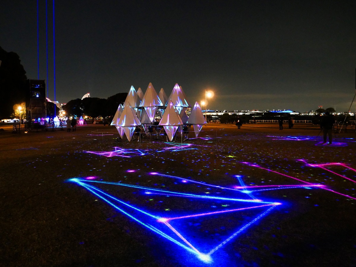 人の動きに反応し光を放つ、インタラクティブ・イルミネーション