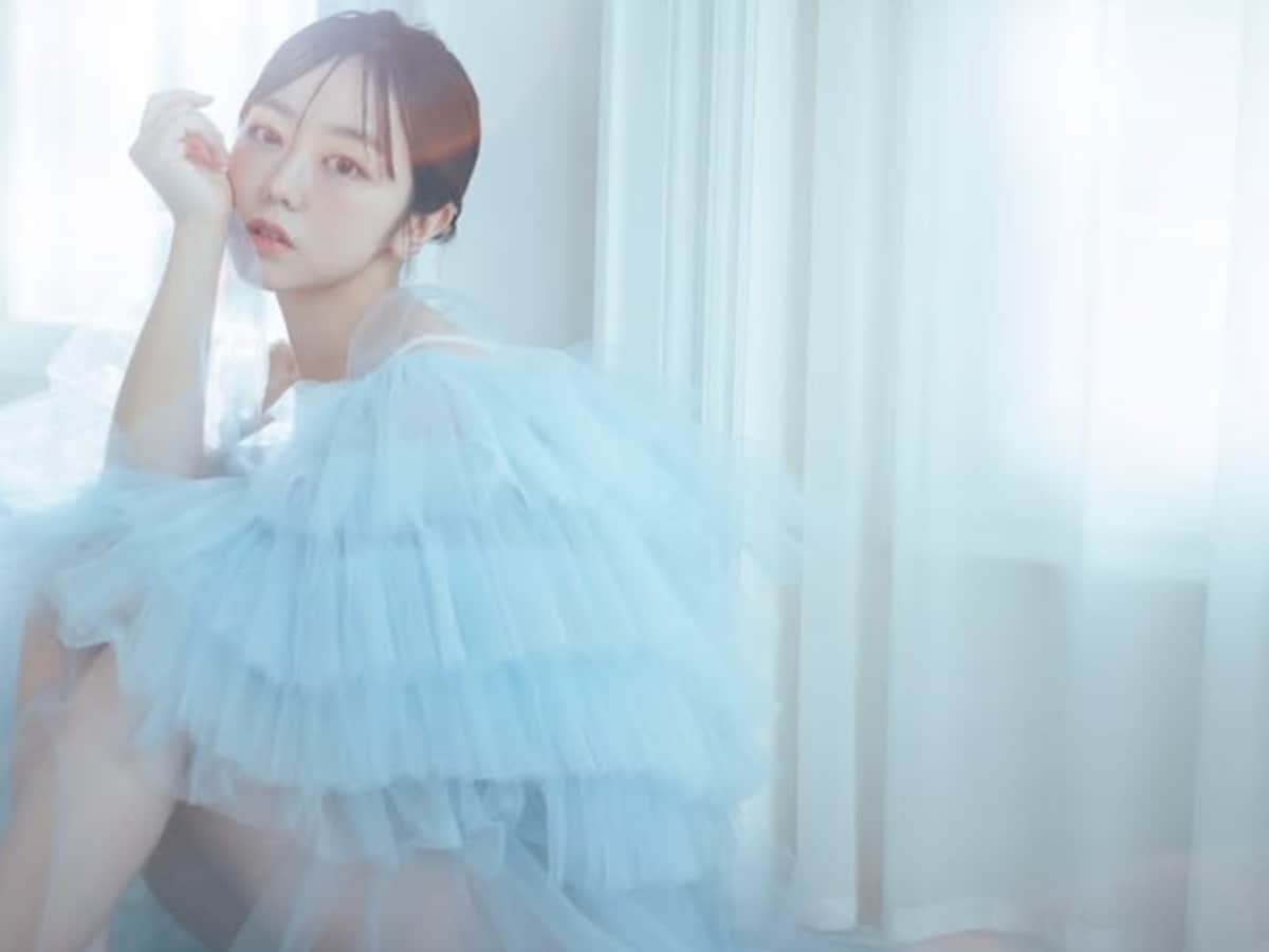 峯岸みなみ、透明感あふれるドレス姿で美脚を披露！ 「綺麗でいられ