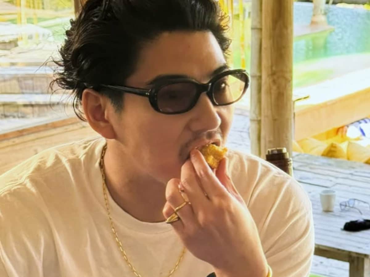 賀来賢人、総額200万円超えのアクセサリー着用!? プライベートショット