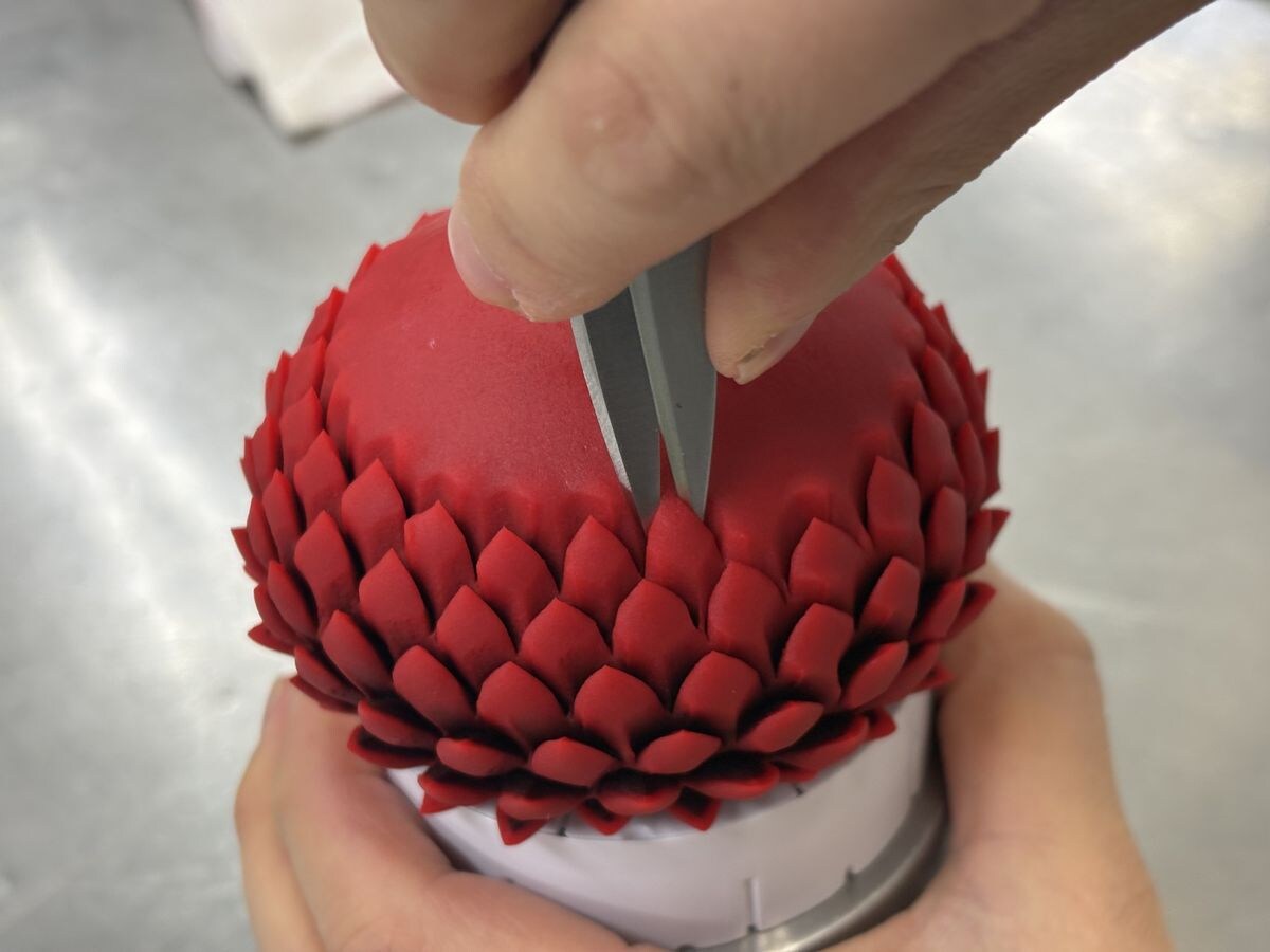 「はさみ菊」の制作工程。このように専用のはさみを用いて下から上へ、均一にはさみを入れて花びらを作っていく ​​​​​※画像提供：山崎氏