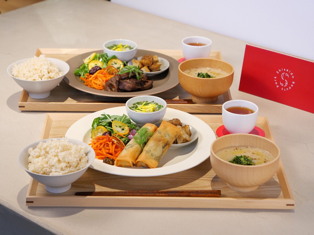 1月・2月のBEAUTY YAKUZENプレート（1870円）。奥「豚肉と蓮根の豆鼓蒸し」、手前「海老と帆立のハーブ春巻き」