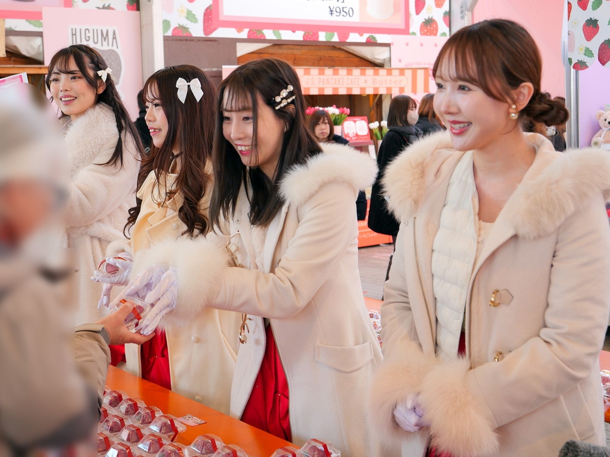 メインエントランスではミスイチゴの皆さんが栃木県の「とちあいか」を手渡した