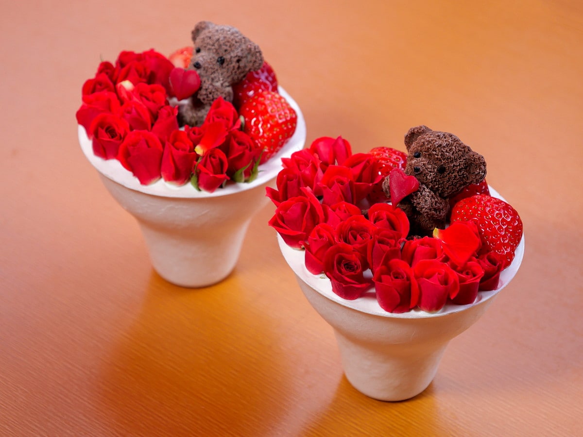 花と菓子プエラ「プエラのいちごと薔薇の花束パフェ(2900円、1日15食限定)」