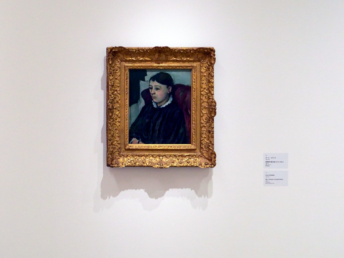 「第7章 美術館が、ひらく」展示風景より、ポール・セザンヌ《縞模様の服を着たセザンヌ夫人》1883-85年