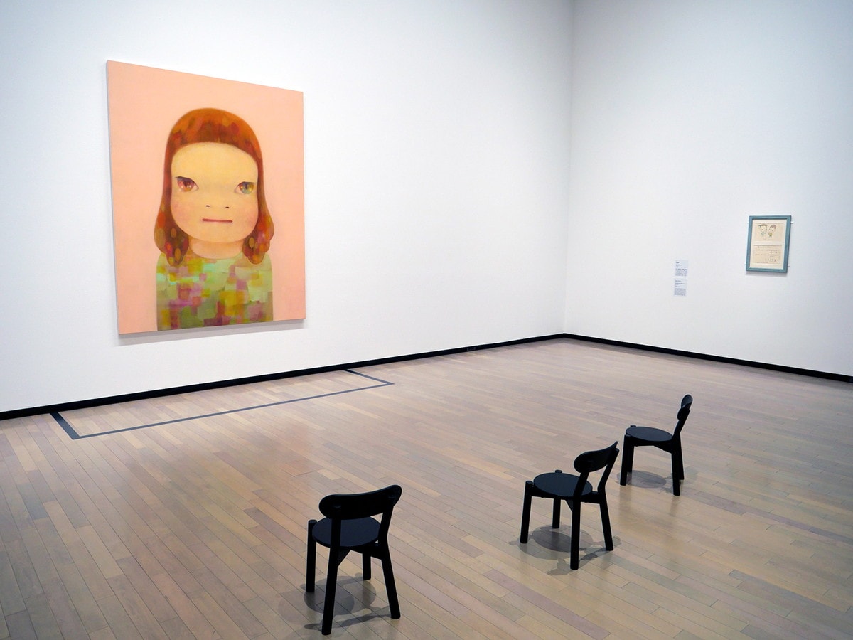 「第8章 いよいよ、みなとが、ひらく」展示風景より、奈良美智《春少女》2012年、 奈良美智《横浜の子どもたちへ》2001年(C)YoshitomoNara