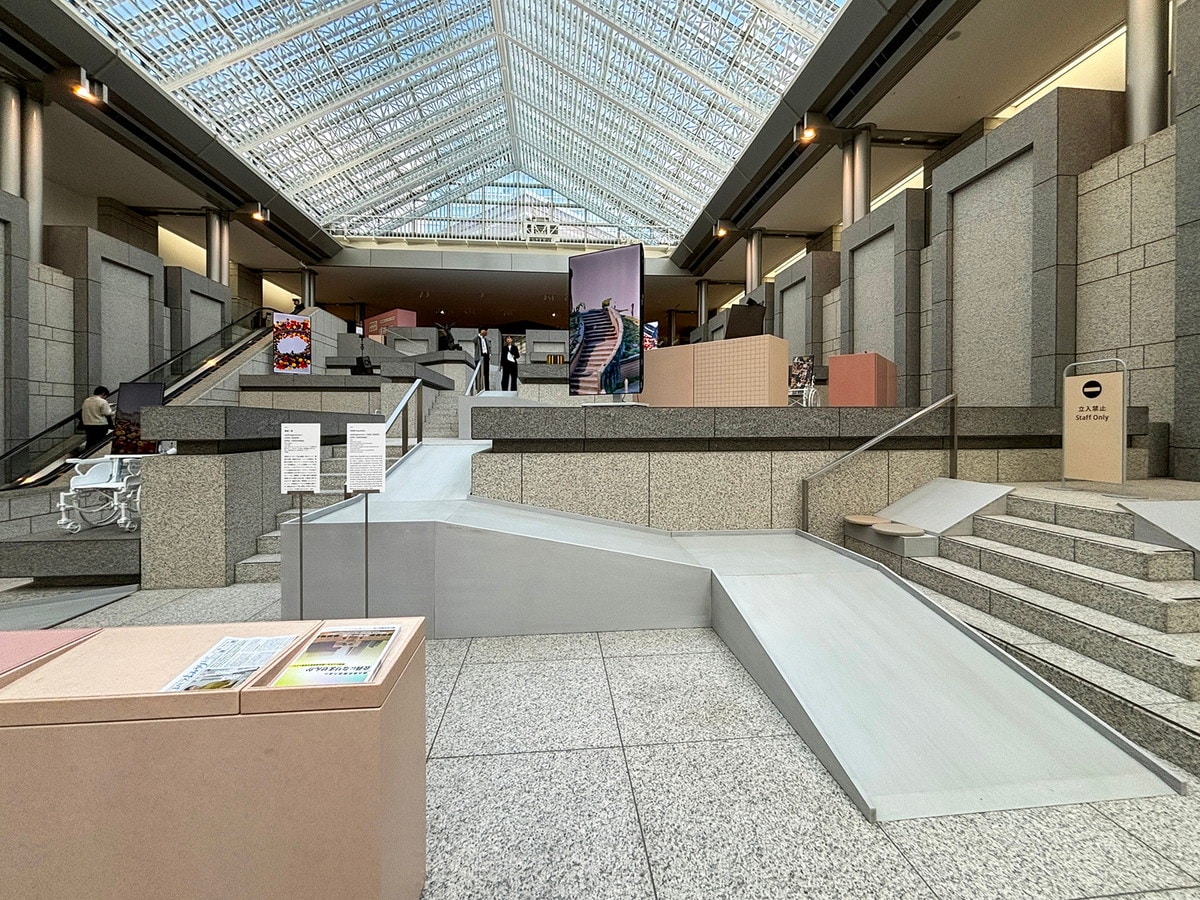 グランドギャラリー展示風景より、檜皮一彦《walkingpractice / CODE: OKAERI [SPEC_YOKOHAMA]》（2024）