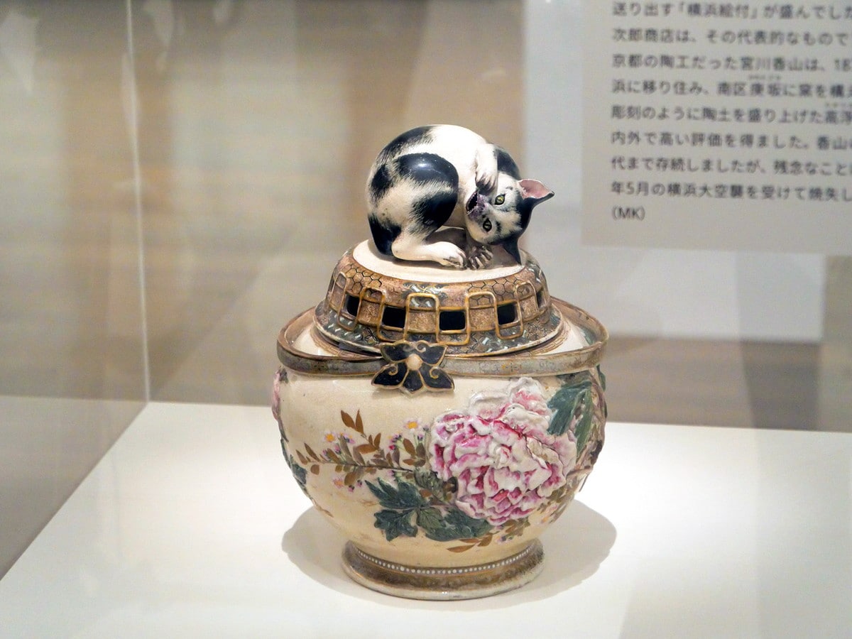 宮川香山(初代)《高浮彫牡丹ニ眠猫覚醒大香炉》明治前期 陶磁器 H29.7cm 田邊哲人コレクション(横浜美術館に寄託)