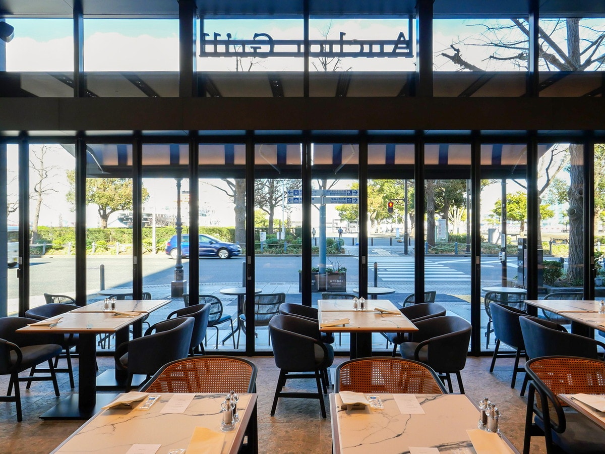 「Anchor Grill Yokohama」は山下公園が見える開放的な空間(筆者撮影)