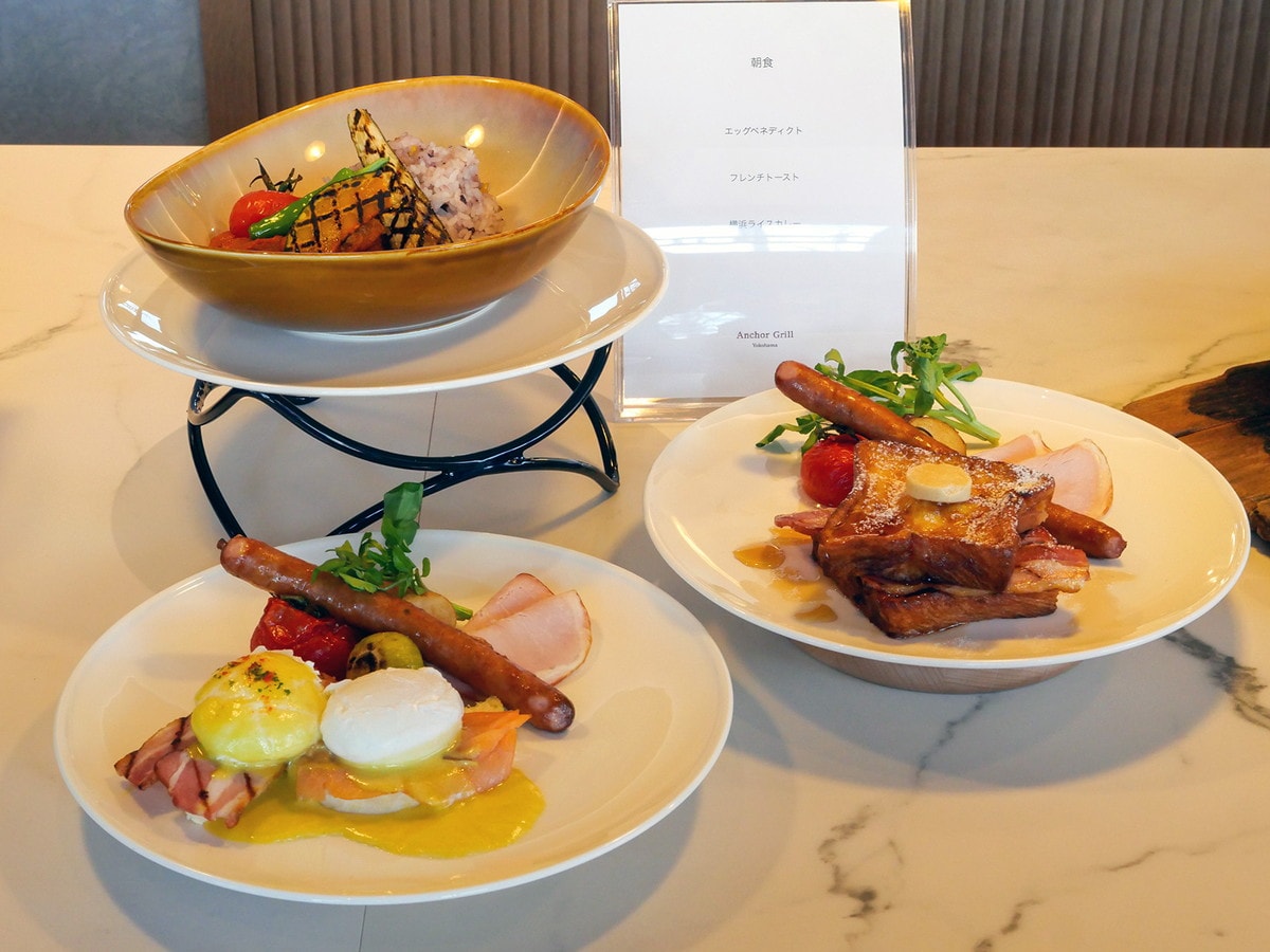 店舗限定メニュー「横浜ライスカレー」、ザ・ゲートホテルのシグネチャーメニュー「エッグベネディクト」と「フレンチトースト」