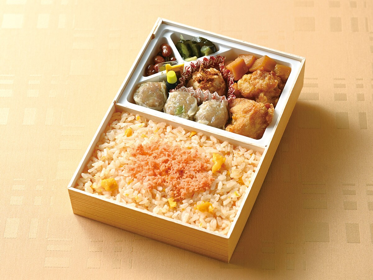 炒飯弁当に「ふくい名水サーモン」を使用