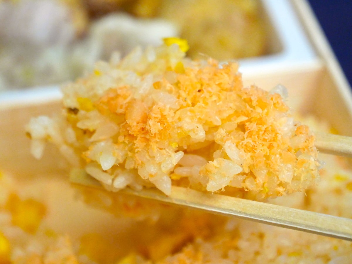 「ふくい名水サーモン」が炒飯の中にも上にも!(筆者撮影)