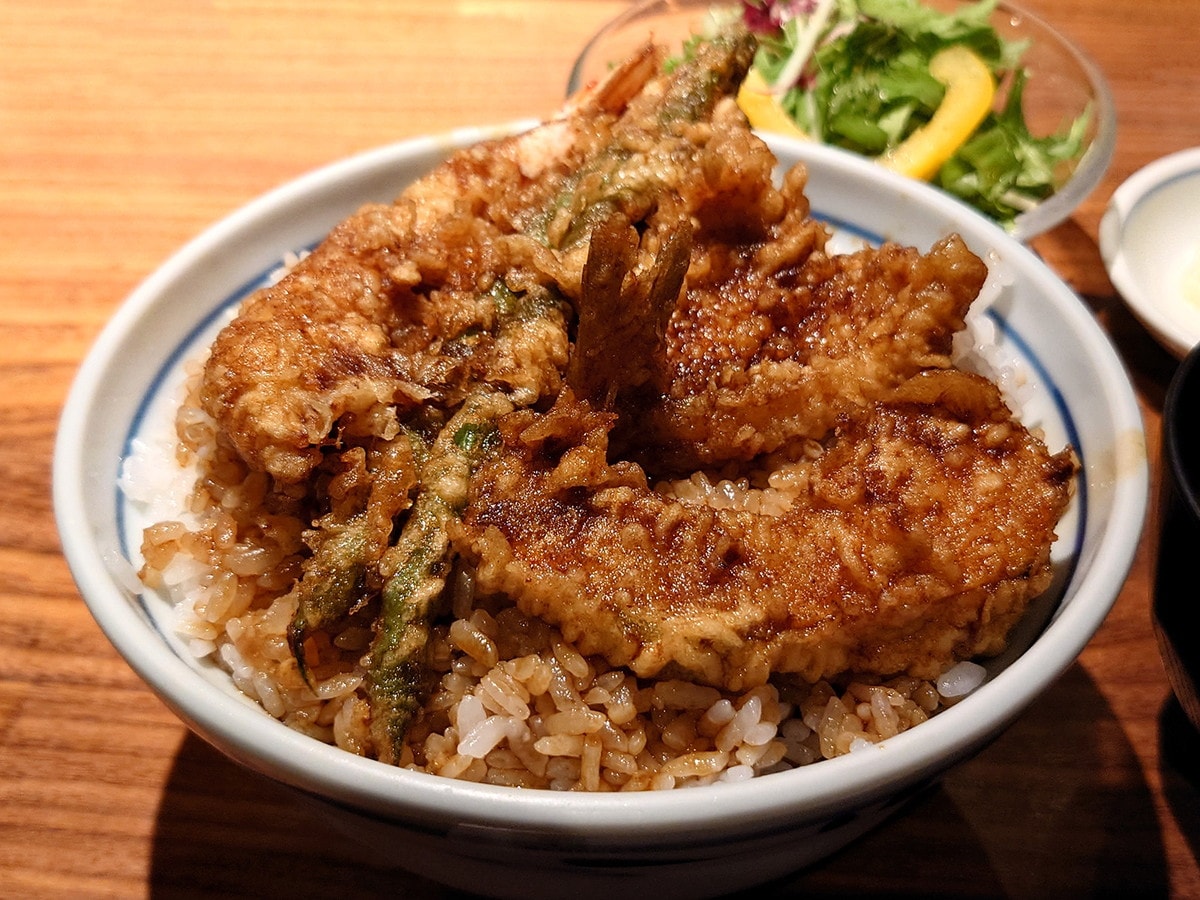 ランチタイムの「天丼セット」がリーズナブルな「天吉(てんきち)」