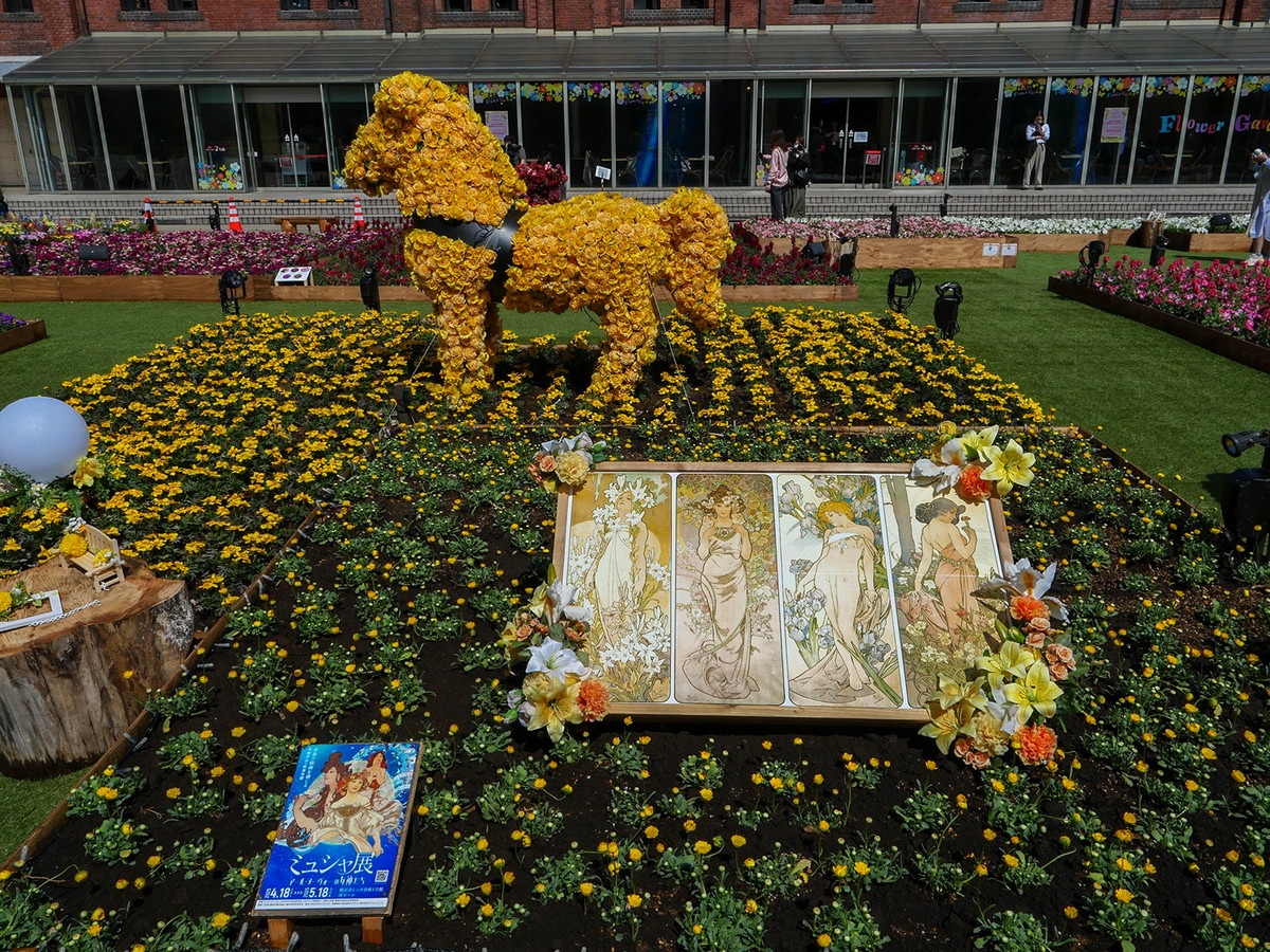 「FLOWER GARDEN 2025」の会場内にミュシャの代表的な連作『四つの花』のフォトスポットが登場（筆者撮影）