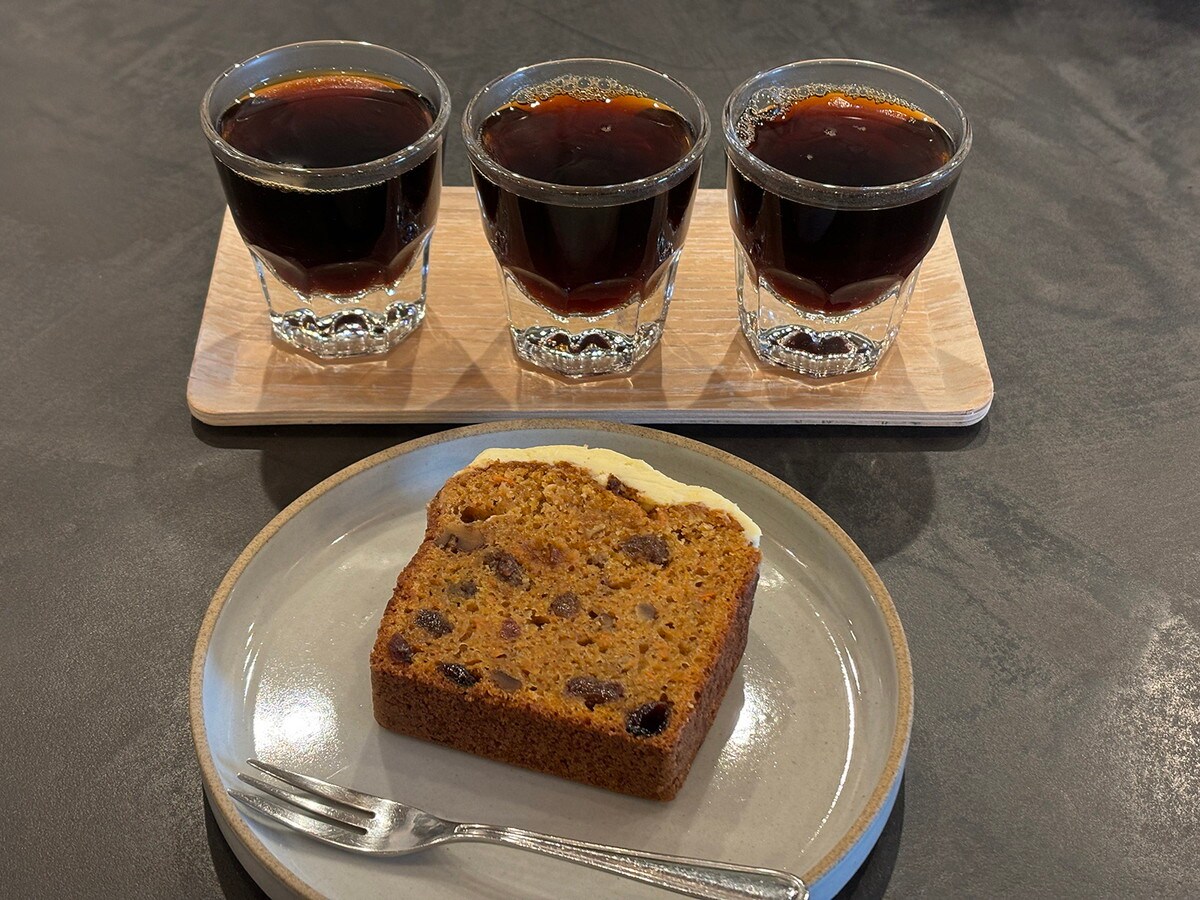 「Coffee and Baked Ura」のハンドドリップコーヒーとキャロットケーキ