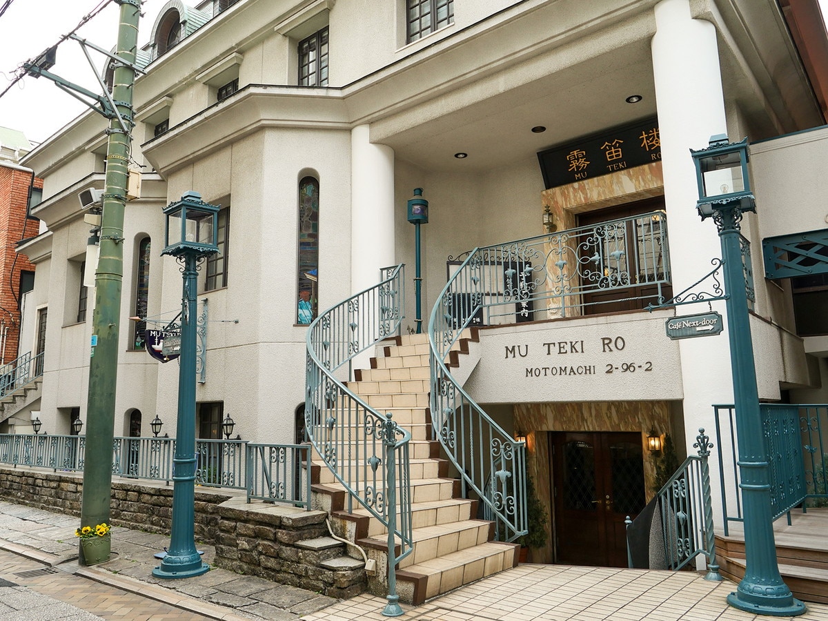 開港後に賑わった港崎町遊郭の料亭「岩亀楼(がんきろう)」をイメージした、異国情緒あふれる「横濱元町 霧笛楼」の外観(筆者撮影)