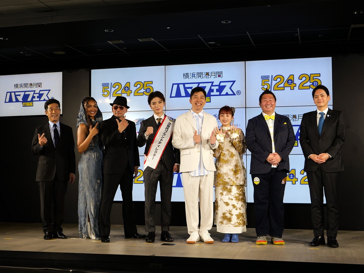 フォトセッションの様子。一番右が山中竹春 横浜市長