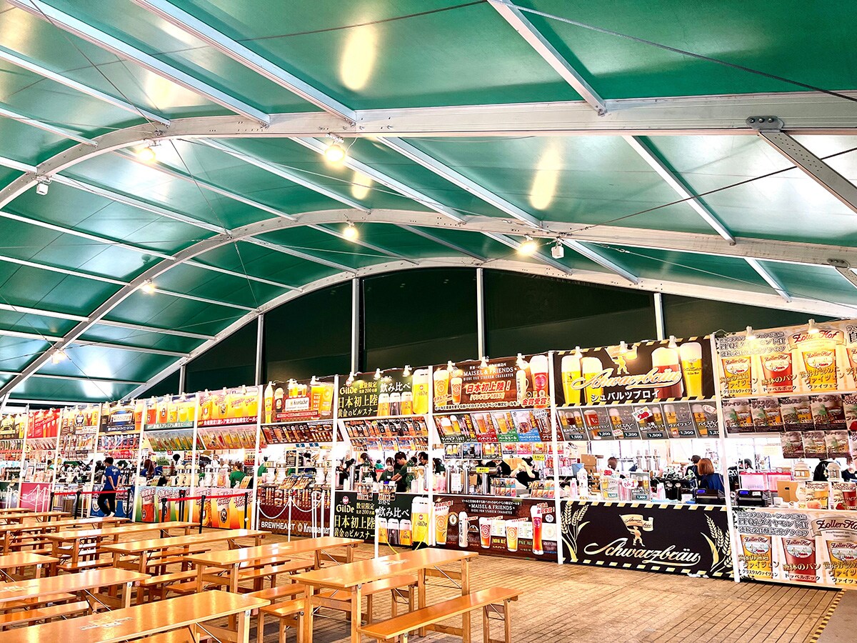30mを超える圧巻のビールカウンター
