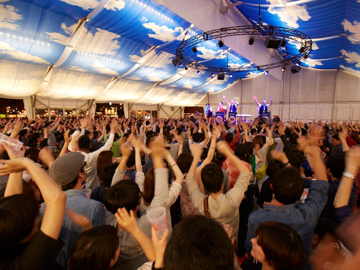 大型テント内で繰り広げられる、ドイツ楽団の生演奏