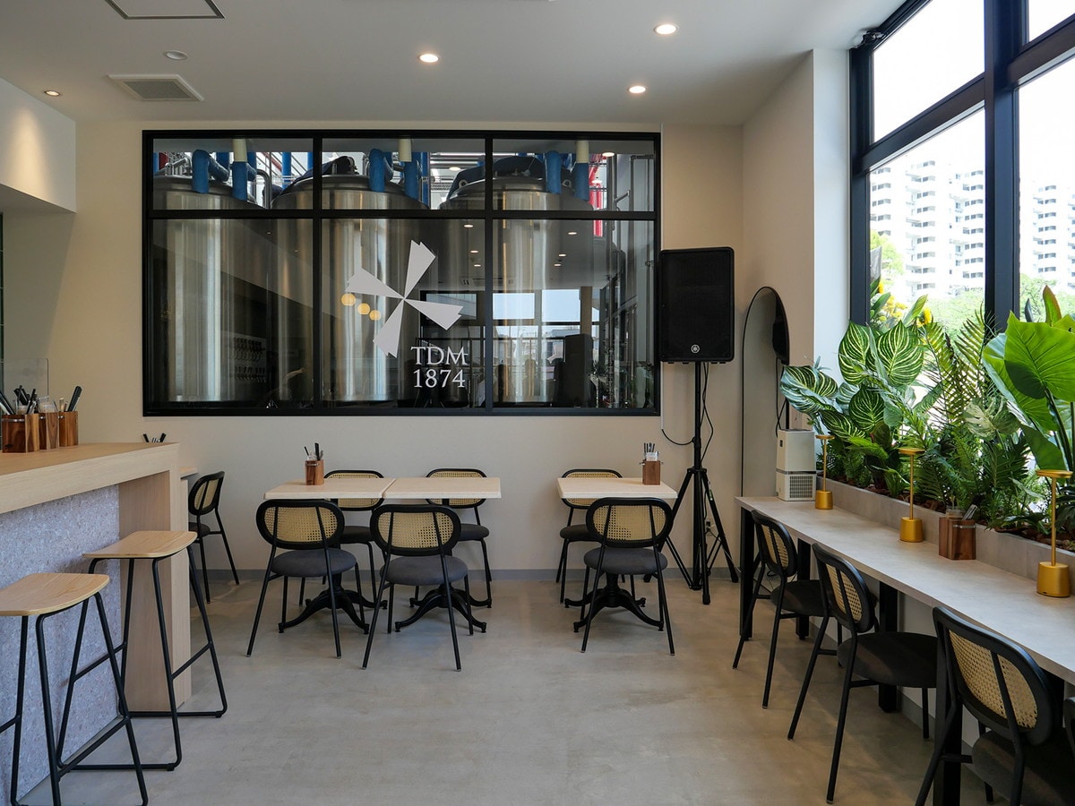 醸造所に併設の店内からはタンクを眺めながらクラフトビールを堪能できる