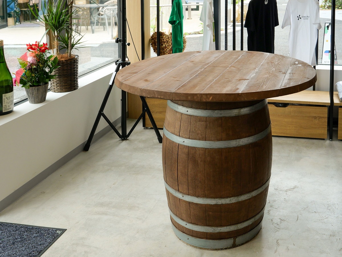 ワイン樽を活用した立ち飲みスペース