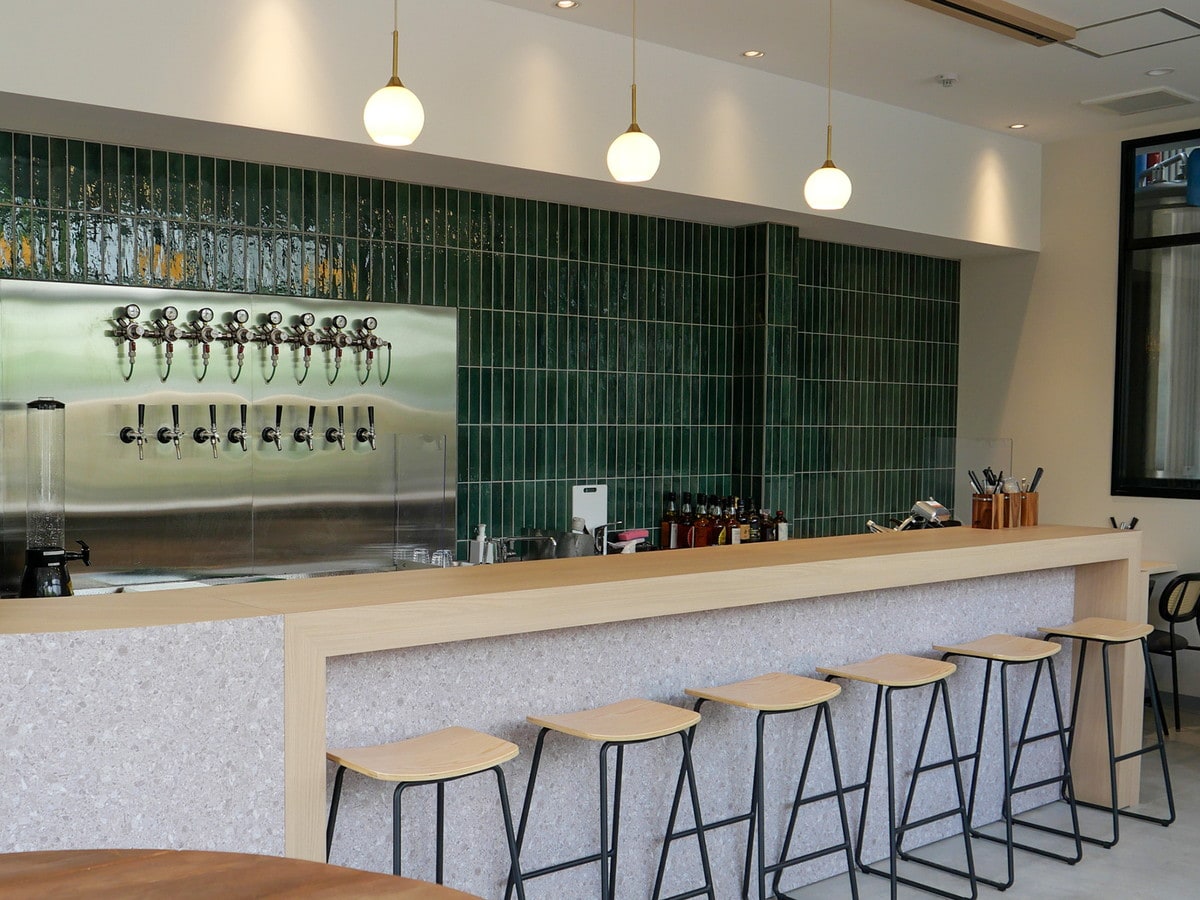 1人でも気軽に楽しめるカウンター席