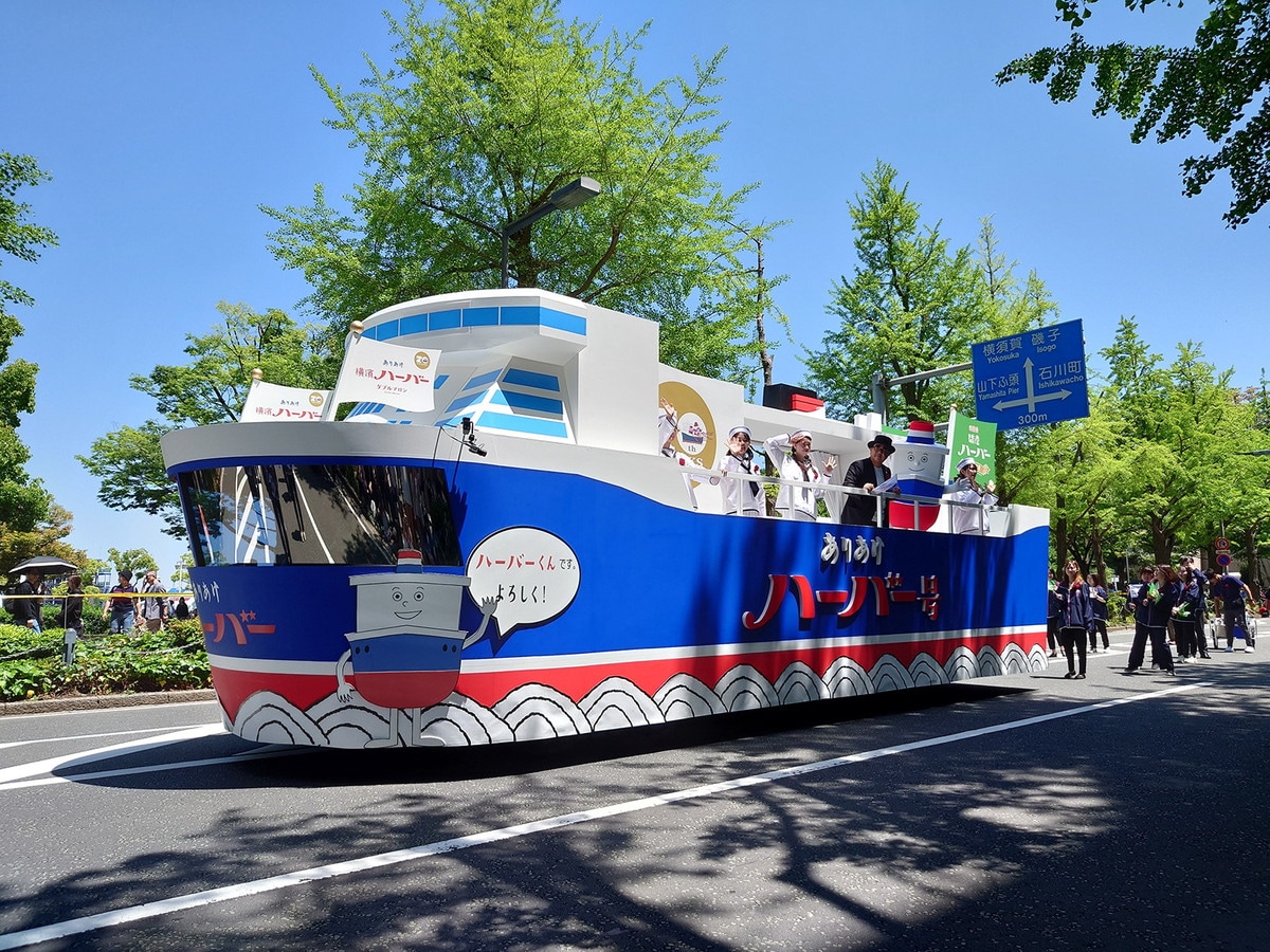過去開催の様子。2025年は5台のフロート(装飾自動車)が出場予定(筆者撮影)