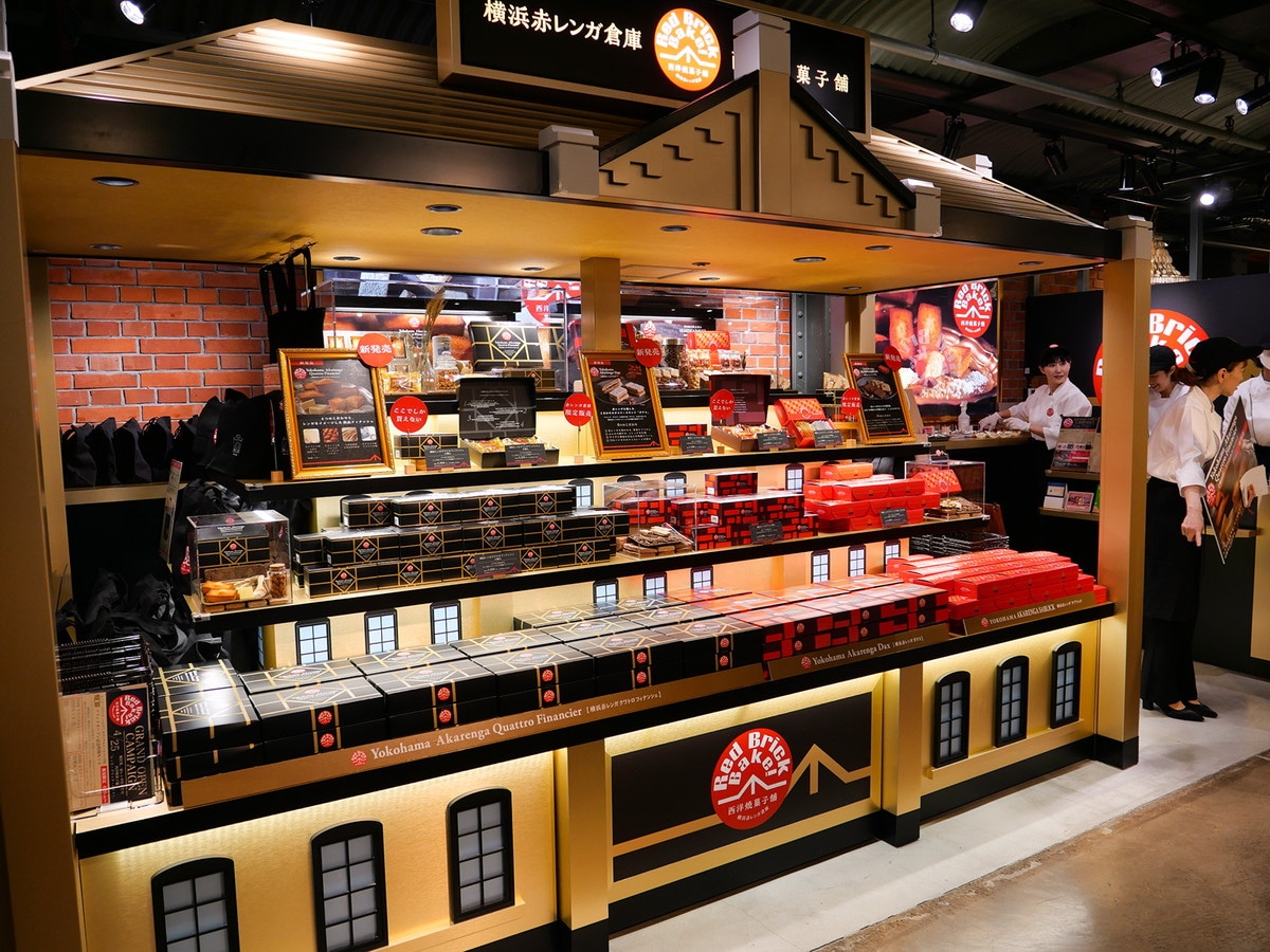 「Red Brick Bake! 西洋焼菓子舗」の売り場は横浜赤レンガ倉庫の外観をモチーフとしている