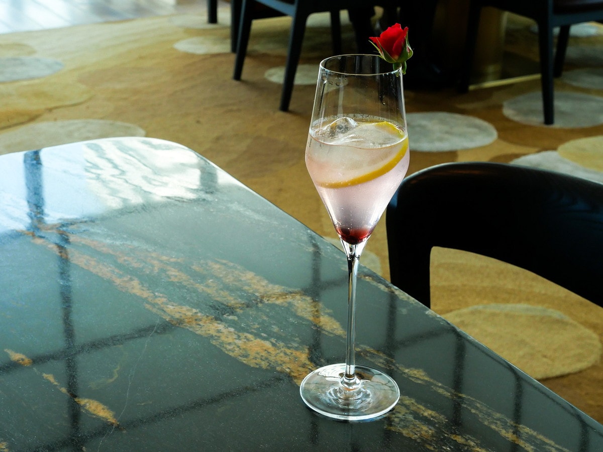 ウェルカムドリンク「3rd Anniversary Yokohama Sparkling Rose」（ローズシロップ、ラズベリーシロップ、レモンジュース、ソーダ）。横浜市花のバラがモチーフ