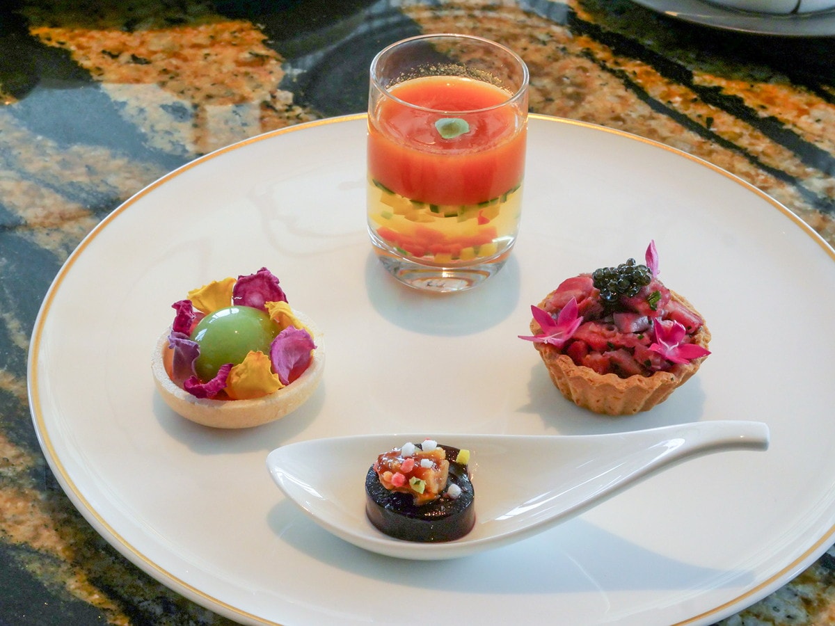 下段のセイボリーは左から逆時計周りに、アボカドとブラータチーズ、赤ワインとオレンジのゼリー クルミのキャラメリゼ、牛肉とピクルスのタルタル 山葵クリーム キャビア、湘南トマトのガスパッチョの4品