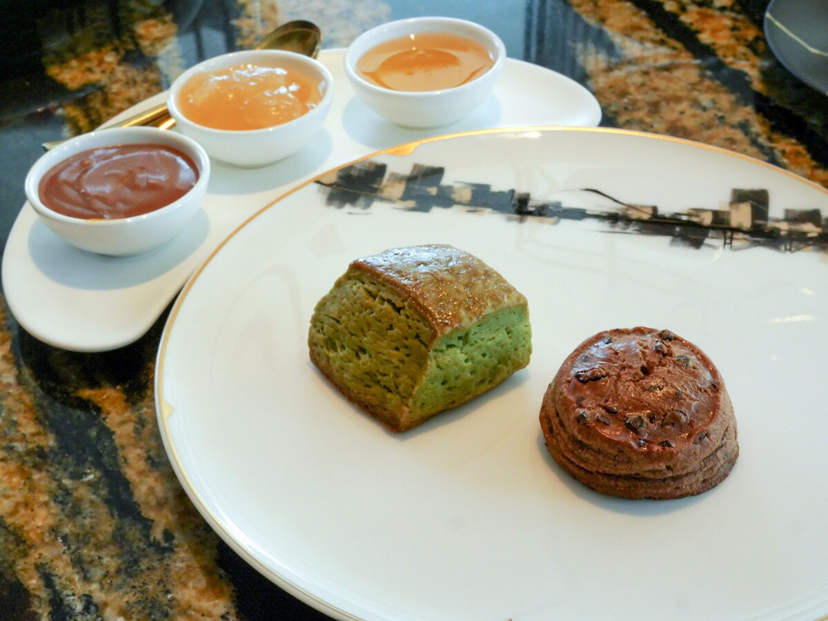 2種のスコーン（スコーン アンフィニマン ショコラ、神奈川県足柄産の抹茶を使ったホテルオリジナルスコーン）と3種のソース（クルミッ子キャラメルとマスカルポーネ、白桃ジャム、ハチミツ）