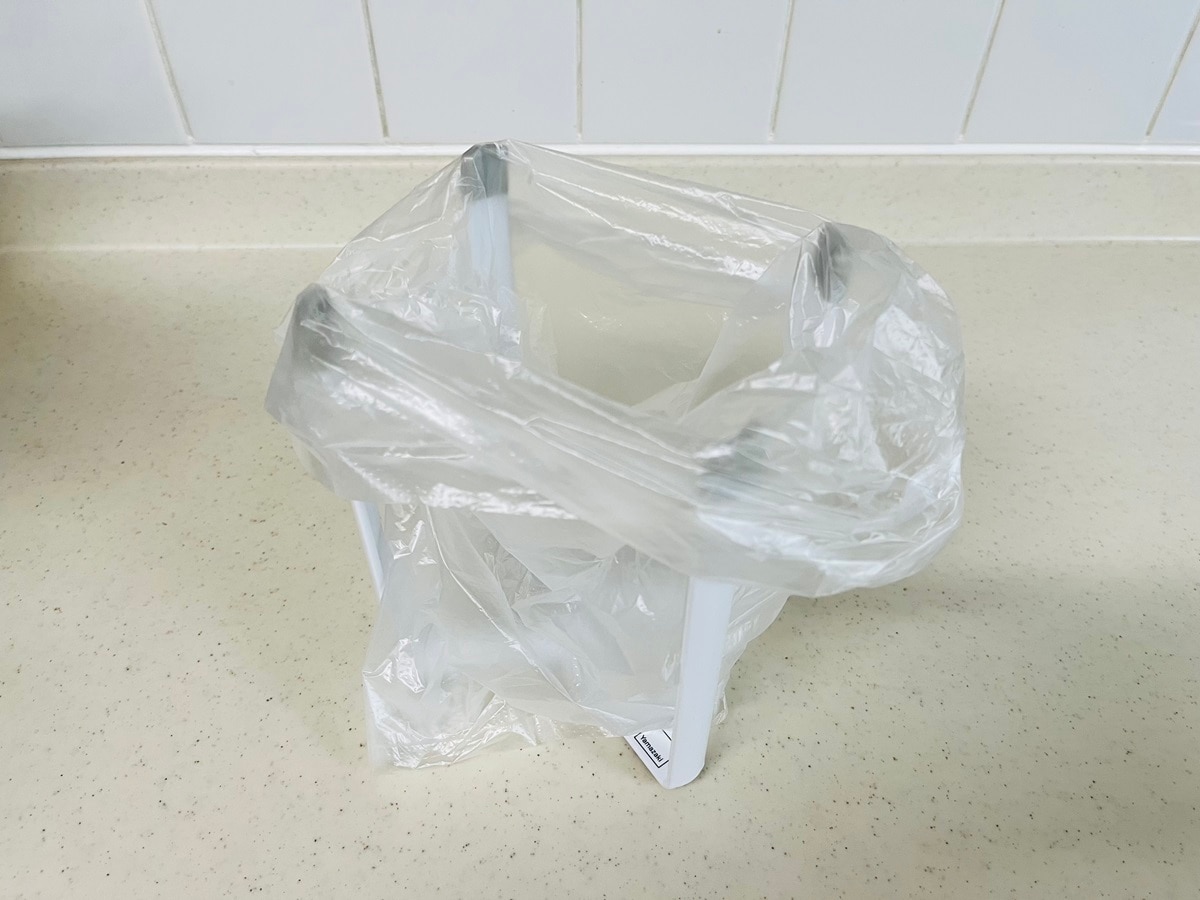 ポリ袋をセットすれば簡易ゴミ箱に
