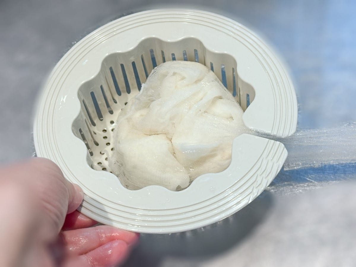 水気を絞れるスリット付き