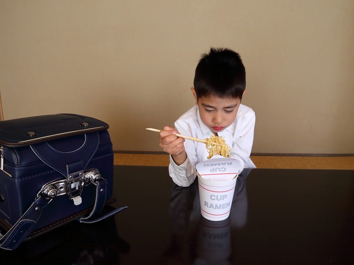 留守番中に食事をとる子ども