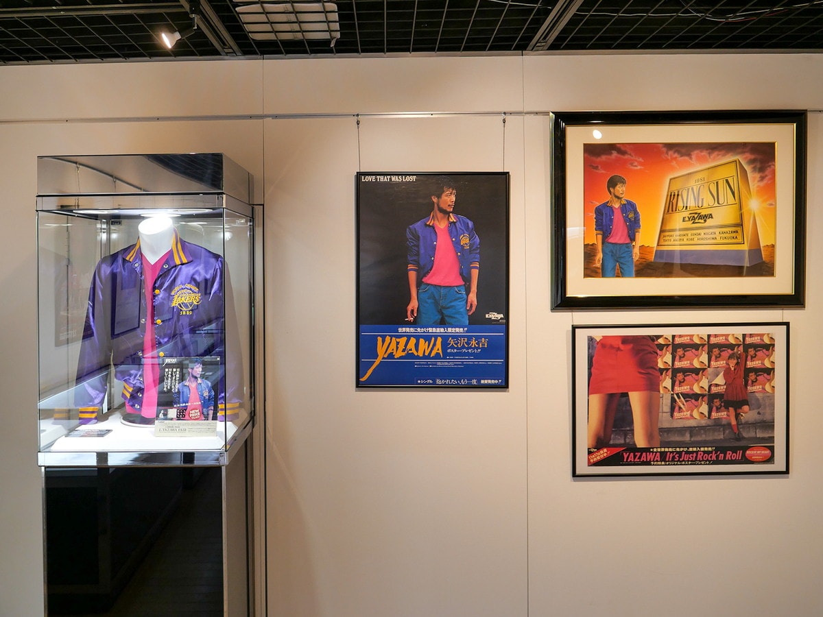 アルバム『YAZAWA』のジャケットで矢沢さんが着用していたロサンゼルスレイカーズのジャンパー（レプリカ）の展示