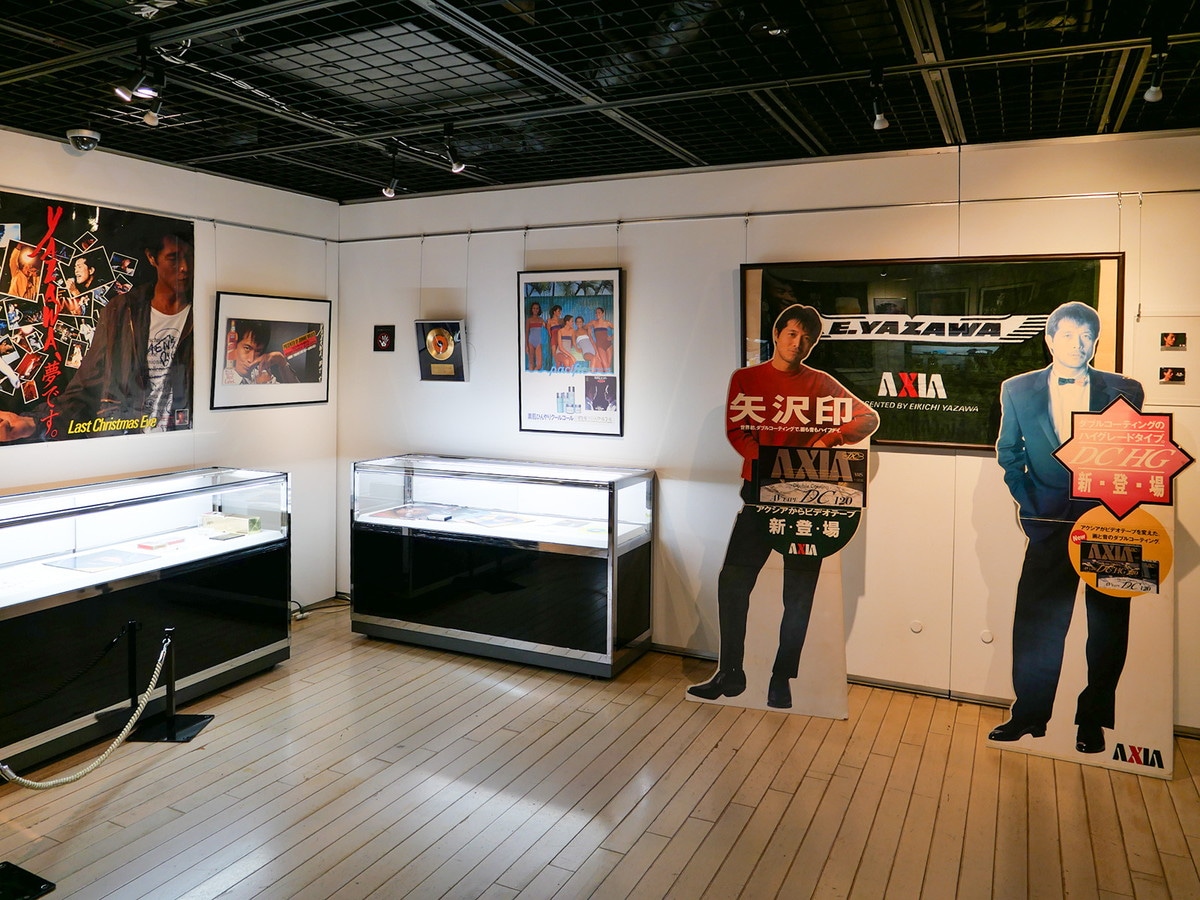 矢沢さんが出演した懐かしいCMやテレビの資料やグッズの展示も多数