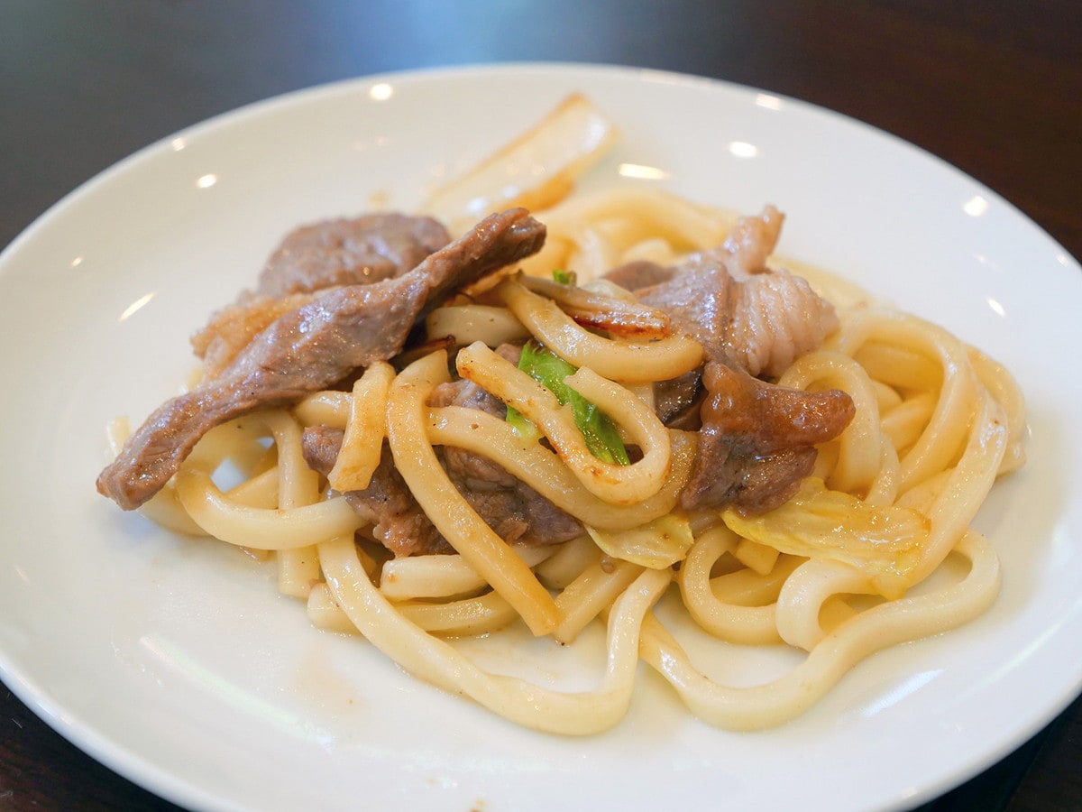 ジンギスカンの本場・北海道ではおなじみ、〆のうどんもつく
