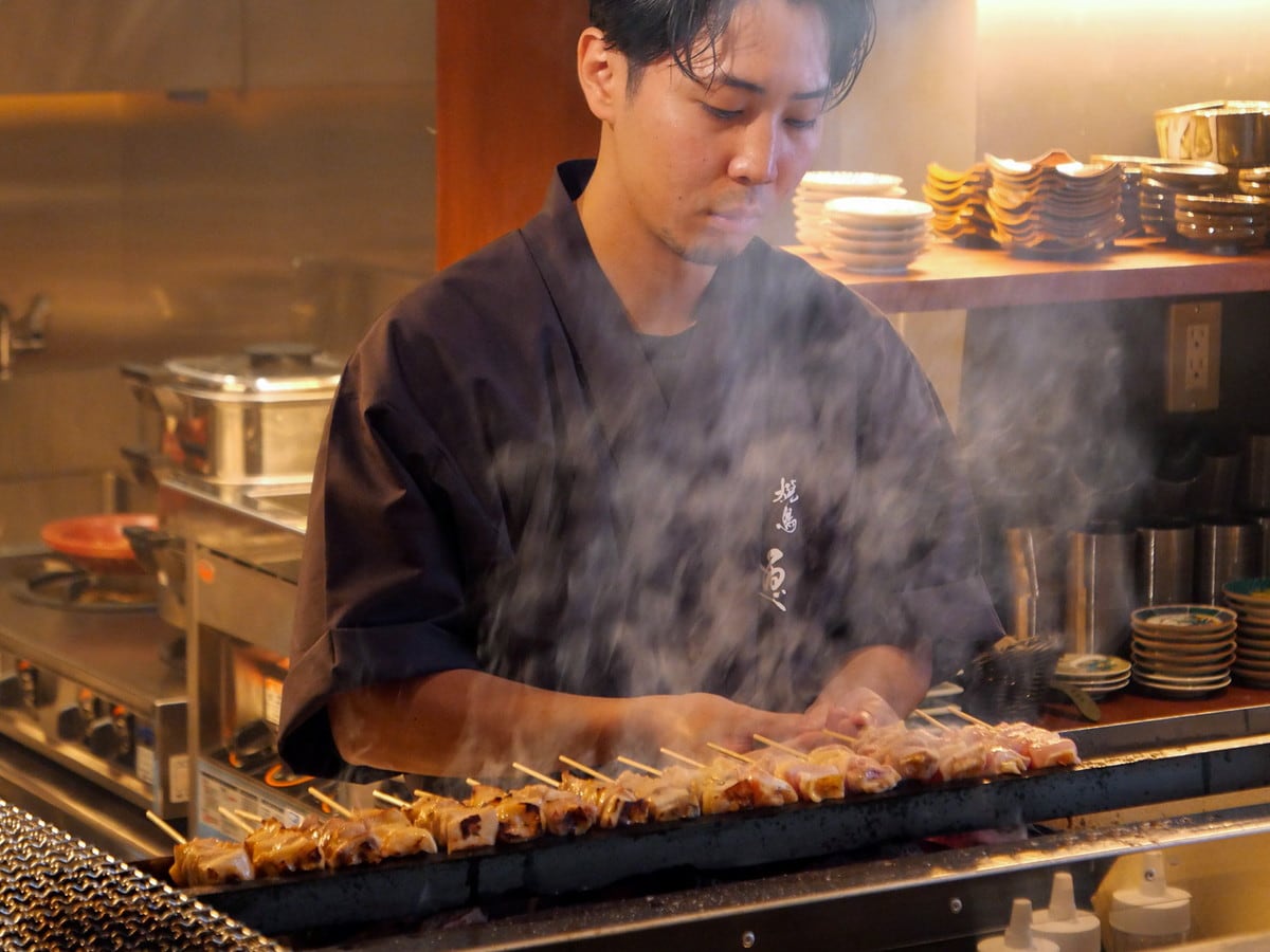 カウンター席からは備長炭で焼き上げる様子を見ながら焼き鳥を楽しめる