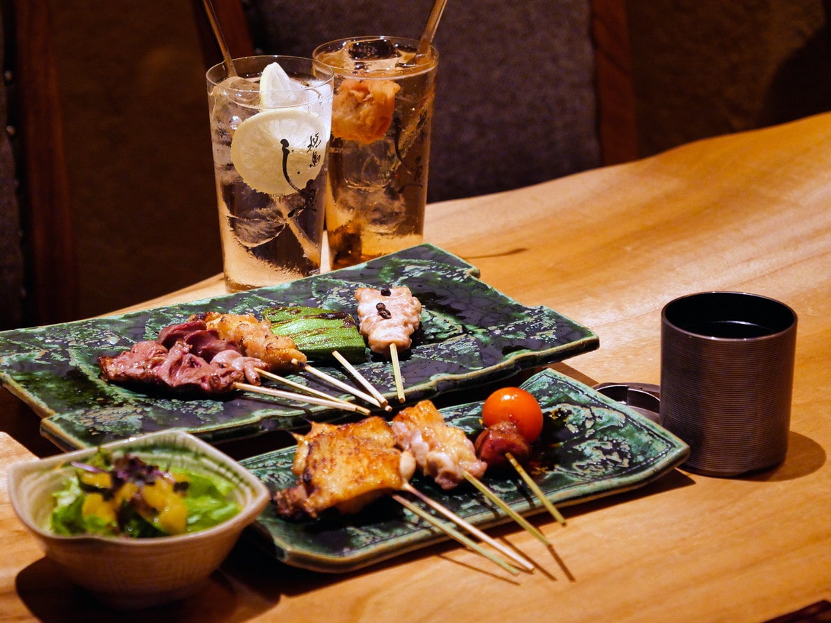 焼き鳥7本を中心とした「焼鳥コース(税込3000円)」、自家製レモンサワーと幻の梅サワー(各税込572円)